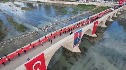 Mersin’de 102 metrelik Türk bayrağıyla coşkulu Cumhuriyet yürüyüşü