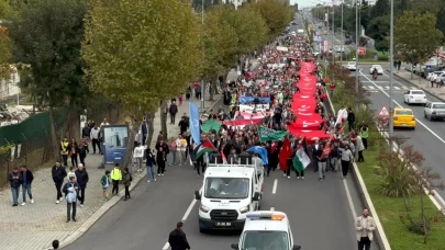 Çorlu’da Gazze için binlerce kişi sokaklara döküldü: “Gazze yalnız değildir” sloganlarıyla barış çağrısı yapıldı