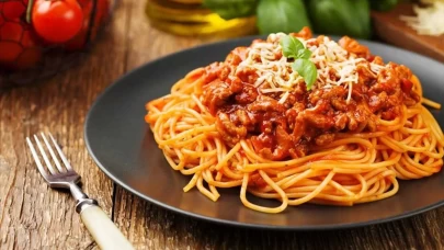 Arabiatta Soslu Makarna Tarifi: İtalyan Mutfağının Acı ve Lezzet Dolu Tarifi