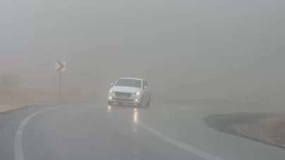 Hakkari-Yüksekova-Şemdinli yolunda yoğun sis sürücülere zor anlar yaşattı