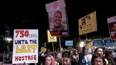 Tel Aviv’de rehinelerin cenazeleri için protesto: “13 kişinin cesedini geri verin”