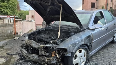 Aydın Efeler’de seyir halindeki otomobil alev aldı