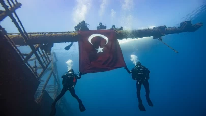 29 Ekim’e özel dalış: Deniz altında Türk bayrağı açtılar