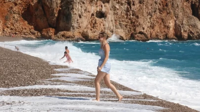 Antalya'da yabancı turistler dalgalara rağmen denizegirdi