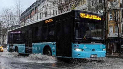 Büyükçekmece’de kamyonun çarptığı özel halk otobüsündeki 9 yolcu yaralandı