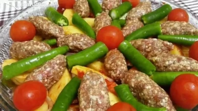 Fırında Köfte Patates Tarifi: Lezzetiyle Sofraları Şenlendirin!