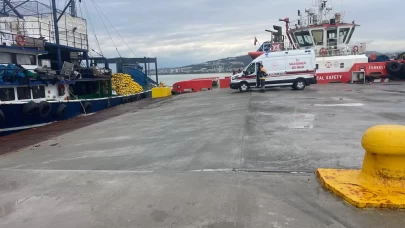 Çanakkale Boğazı’nda balıkçılar, denizde çırpınan bir kişiyi kurtardı