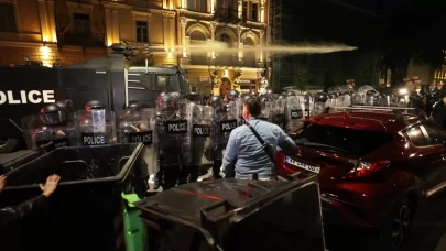 Gürcistan'da polis, Cumhurbaşkanlığı Sarayı'nı ele geçirmeye çalışan göstericilere müdahale etti