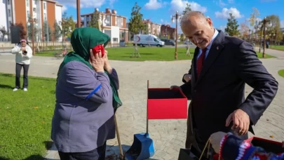 Düzce’de temizlik görevlisi Rukiye Tuna’nın bayrak hassasiyeti milyonların kalbini kazandı!