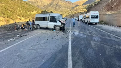 Şırnak'ta minibüs ile hafif ticari araç çarpıştı: 11 yaralı