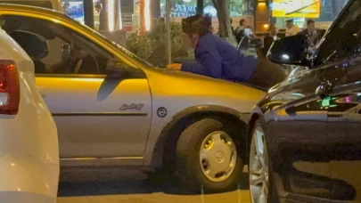 Kocasıyla tartışan kadın otomobilin kaputuna yattı