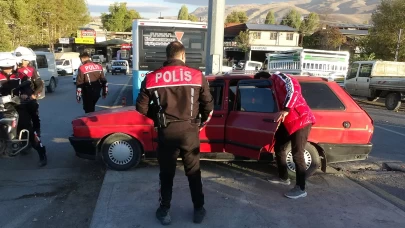 Polisin "dur" ihtarına uymadı, kaçarken kaza yaptı: Araçta uyuşturucu ele geçirildi
