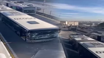 İstanbul'da iki metrobüs çarpıştı