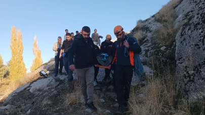 Van Kalesi’nde kayalıklardan düşen kişi ekipler tarafından kurtarıldı