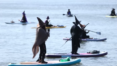 Renkli kostümlerle kürek sörfü yaptılar