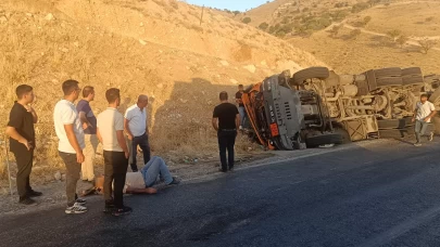 Siirt'te virajı alamayan tır devrildi: 1 yaralı
