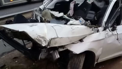 Köpeğe çarpmamak için manevra yaptı: Otomobil parçalandı, sürücü altında kaldı