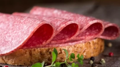 Salam Kaç Kalori? Hindi, Piliç ve Macar Salam Besin Değerleri ve Tüketim Önerileri