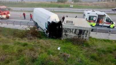 Minibüs beton bloğa çarptı: 2 ölü, 1 yaralı