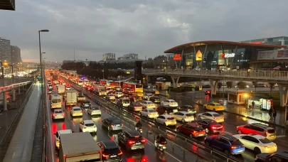 Megakentte kabus gibi akşam! Yağmurla birlikte trafik kitlendi