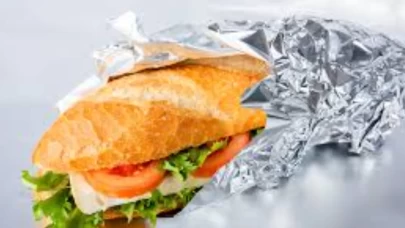 Her sabah aynı hatayı yapıyoruz! Folyoya sarılan sandviçler zehir saçıyor!