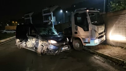 Park halindeki tıra çarpan sürücü, ağır hasar alan aracını bırakıp kaçtı