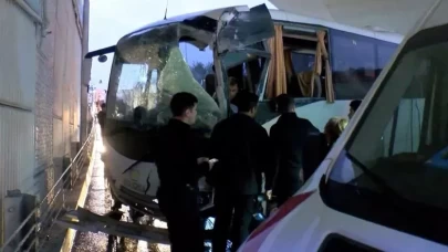 Bakırköy'de çevik kuvvet otobüsü üst geçide çarptı