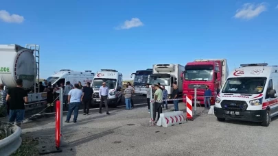 Hatay’da tankerle çarpışan hafif ticari araçta 3 kişi yaralandı