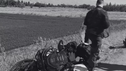 Erzincan’da motosiklet bariyere çarptı: Rus sürücü kayatını kaybetti