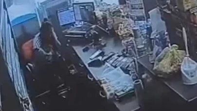 Manisa'da dehşet: Kucağındaki bebeğe aldırmadan defalarca bıçakladı