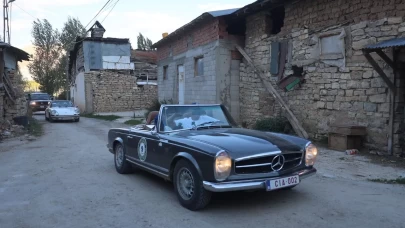 Belçika’dan yola çıktılar: Klasik otomobil tutkunları Bayburt’ta nostalji rüzgarı estirdi