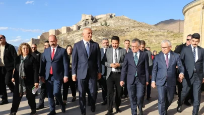 Bakan Ersoy, Divriği Ulu Camii ve Darüşşifası'nı ziyaret etti