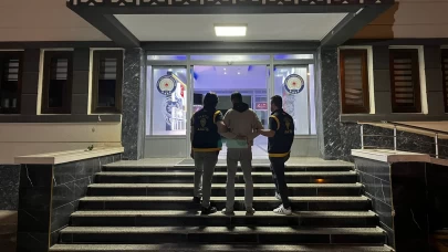 Tarsus’ta sanayide park halindeki 5 aracı kundakladı