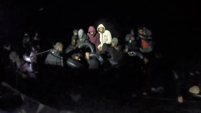 İzmir açıklarında sürüklenen bottaki 43 göçmen kurtarıldı