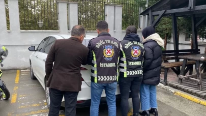 Esenyurt’ta yol kavgası: Motosiklet sürücüsü araç kaputuna çıktı