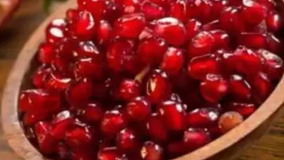 Mutfakta pratiklik arayanlara! 2 adımda nar ayıklama