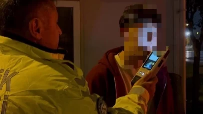 Kayseri’de ehliyetsiz ve alkollü sürücü tramvay durağına çarptı: 1 yaralı