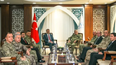 Orgeneral Metin Tokel, Hakkari’de askerlerle bir araya geldi