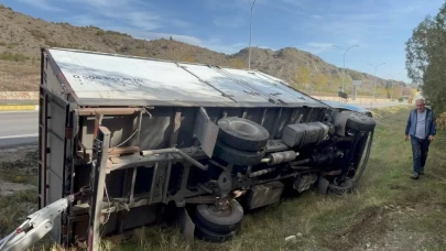 Eskişehir’de kontak anahtarı düşen kamyonet şarampole savruldu: Sürücü emniyet kemeri sayesinde yaralanmadan kurtuldu