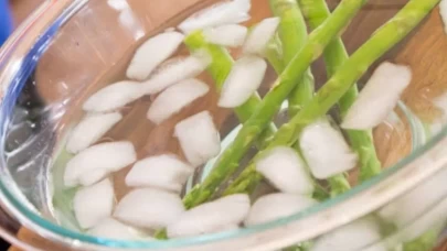 Kısa süre haşla, buzlu suda şokla! Taze ve canlı sebzelerin sırrı