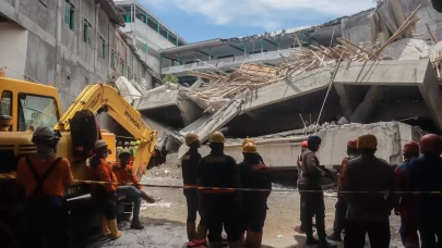 Endonezya'da okul binası çöktü!