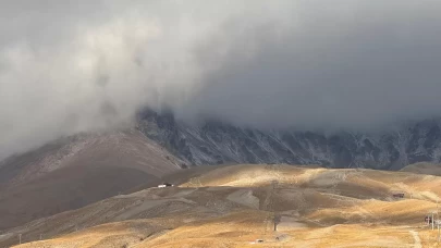 Erciyes Dağı'na mevsimin ilk karı düştü