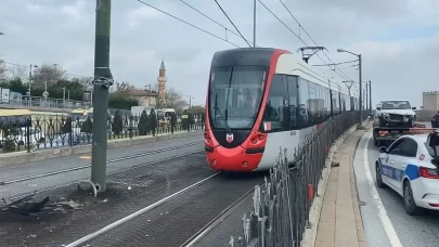 Zeytinburnu’nda otomobil tramvay yoluna girdi, seferler aksadı