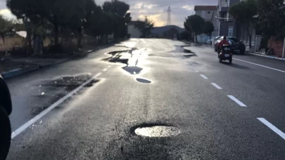 İzmir’de yol rezaleti! Helvacı asfaltı 11 günde çöktü, vatandaş isyanda