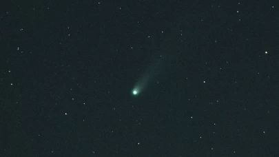 Debrad semalarında büyüleyici gösteri: Lemmon Kuyruklu Yıldızı gökyüzünü aydınlattı