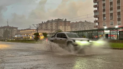 Caddeler göle döndü, trafik kilitlendi