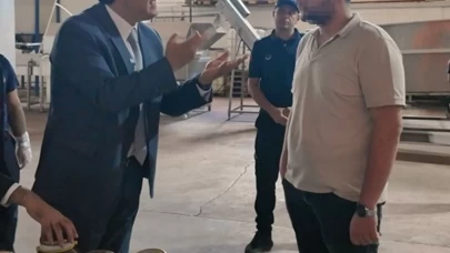 Gaziantep’te gıda fabrikasında skandal görüntüler! Başkan Yılmaz çileden çıktı: “Sen bunları çocuklarına yedirir misin?”