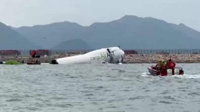 Çin'de kargo uçağı pistten çıkarak denize sürüklendi