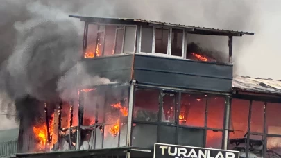 Kocaeli'de çıkan yangında 2 katlı konteyner küle döndü