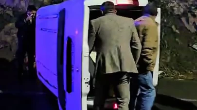 Hakkari’de yağmur kazaya neden oldu: Kamyonet devrildi, sürücü yaralandı